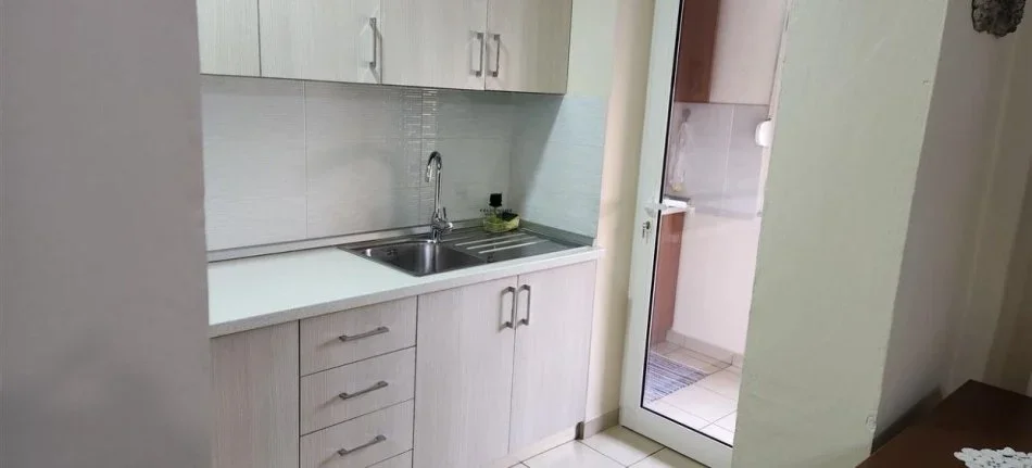Tirane, jepet me qera apartament 3+1 Kati 4, 100 m² 800 € (XHAMIA E TABAKEVE)