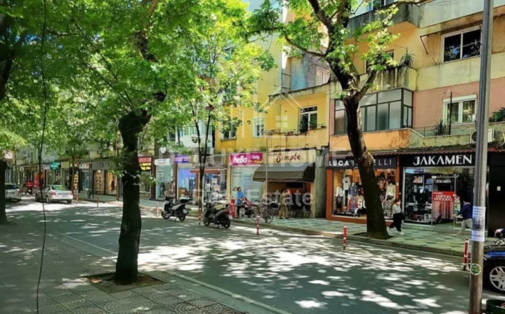 Tirane, jepet me qera apartament 2+1 Kati 9, 75 m² 1.300 € (Rruga Myslym Shyri)
