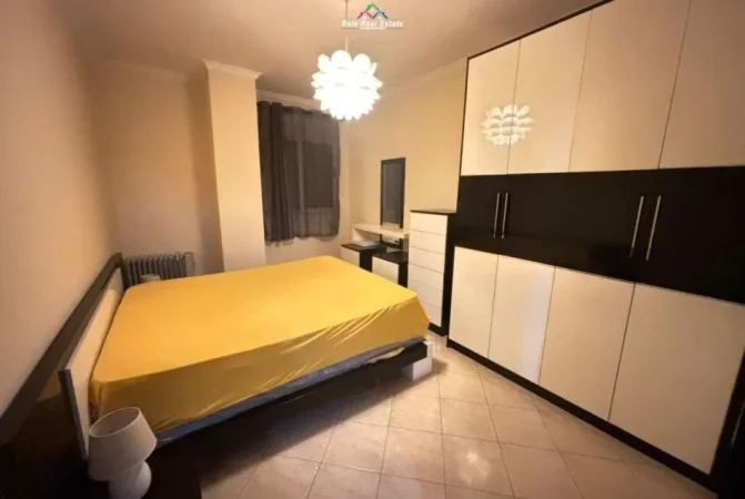 Tirane, jepet me qera apartament 2+1+Ballkon Kati 3, 90 m² 500 € (Rruga Marie Kraja)