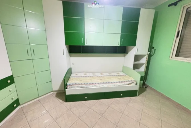 Tirane, jepet me qera apartament 2+1+Ballkon Kati 3, 90 m² 500 € (Rruga Marie Kraja)