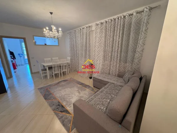 Vlore, jepet me qera apartament 1+1+Ballkon Kati 3, 70 m² 350 € (Rruga Dush Strati)