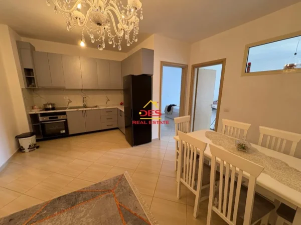 Vlore, jepet me qera apartament 1+1+Ballkon Kati 3, 70 m² 350 € (Rruga Dush Strati)