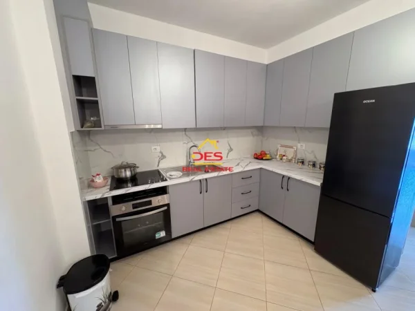 Vlore, jepet me qera apartament 1+1+Ballkon Kati 3, 70 m² 350 € (Rruga Dush Strati)