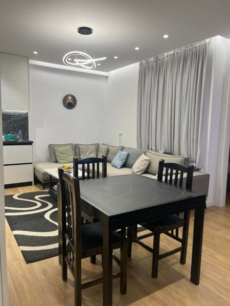 Tirane, jepet me qera apartament 2+1 Kati 2, 690 € (ish fusha e aviacionit)