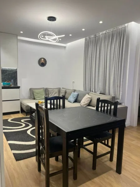 Tirane, jepet me qera apartament 2+1 Kati 2, 690 € (ish fusha e aviacionit)