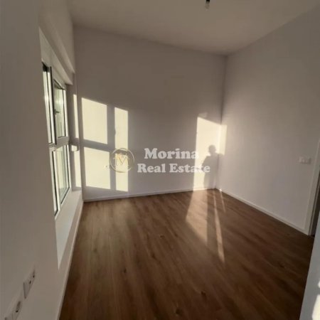 Tirane, jepet me qera apartament 1+1 Kati 8, 60 m² 300 € (Ali Demi)
