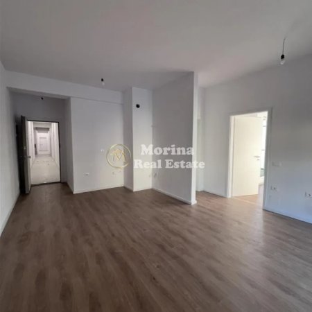 Tirane, jepet me qera apartament 1+1 Kati 8, 60 m² 300 € (Ali Demi)