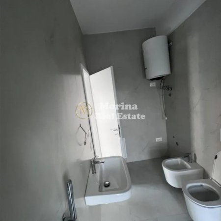 Tirane, jepet me qera apartament 1+1 Kati 8, 60 m² 300 € (Ali Demi)