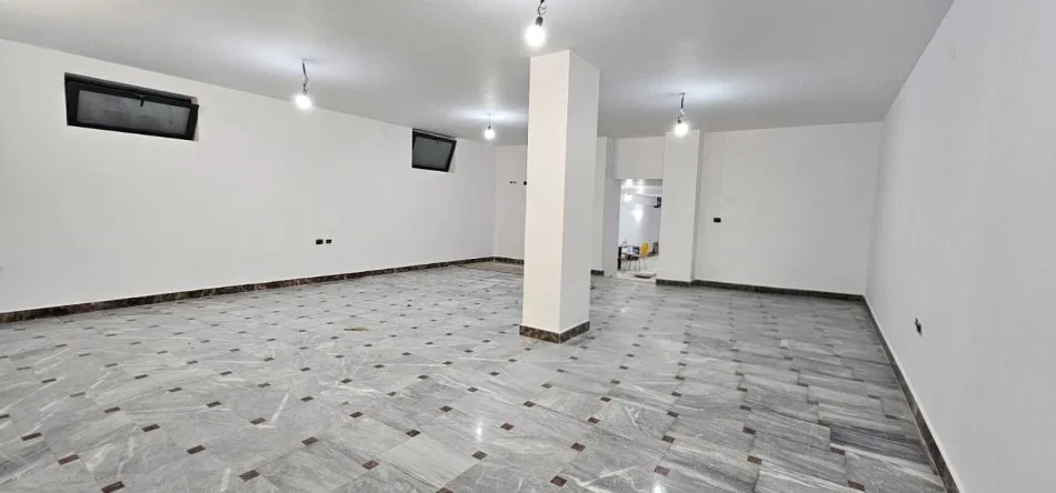 Tirane, jepet me qera ambjent biznesi Kati 0, 200 m² 3000 € (Blloku)