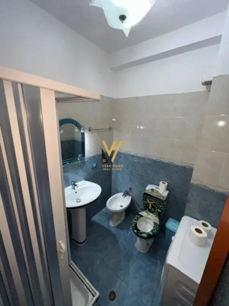 Tirane, jepet me qera apartament 3+1+Ballkon Kati 2, 100 m² 700 € (KOMUNA E PARISIT)