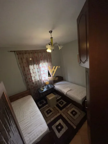 Tirane, jepet me qera apartament 3+1+Ballkon Kati 2, 100 m² 700 € (KOMUNA E PARISIT)