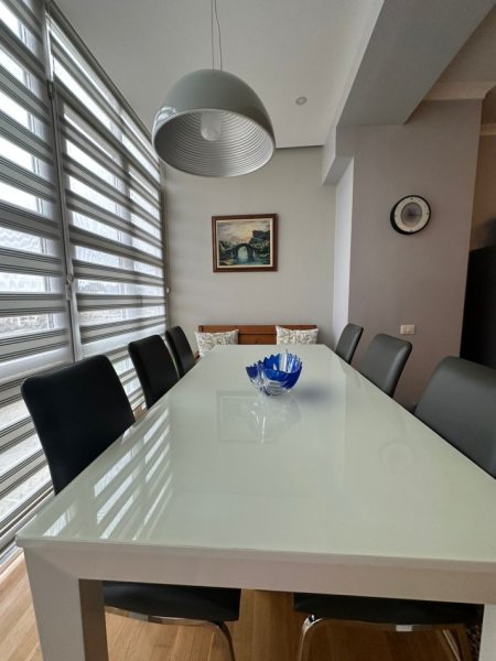 Tirane, jepet me qera apartament 2+1 Kati 6, 120 m² 900 € (Liqeni i Thatë)