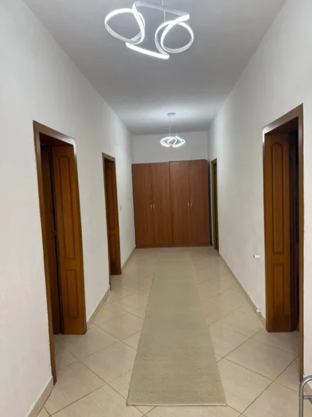 Tirane, jepet me qera apartament 2+1 Kati 2, 120 m² 450 € (rruga elbasanit)