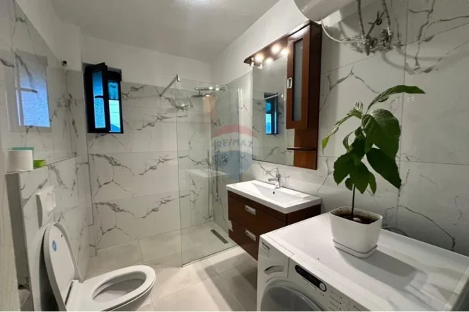 Tirane, jepet me qera apartament 2+1+Ballkon , 85 m² 800 € (Ish Fusha e Aviacionit)