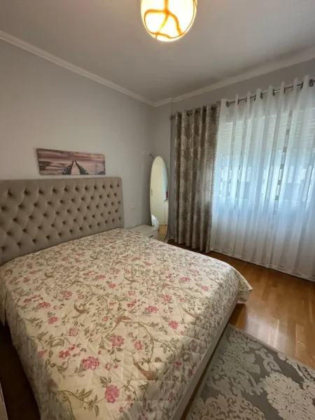 Tirane, jepet me qera apartament 2+1 Kati 6, 120 m² 900 € (Liqeni i thate)