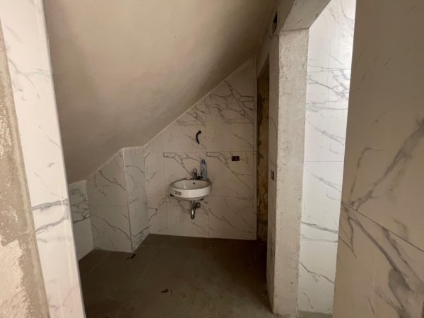 Tirane, jepet me qera ambjent biznesi Kati 1, 1.100 m² 9.000 € (Mbikalimi i Komunes)