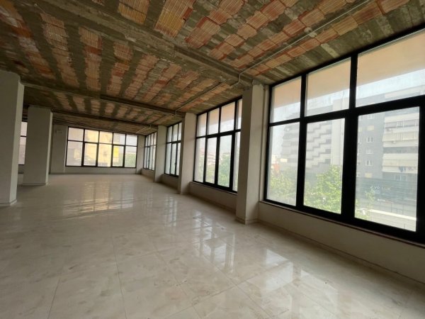 Tirane, jepet me qera ambjent biznesi Kati 1, 1.100 m² 9.000 € (Mbikalimi i Komunes)