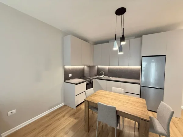 Tirane, jepet me qera apartament 1+1+Ballkon Kati 10, 70 m² 700 € (Zogu i Zi)