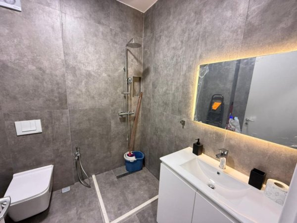 Tirane, jepet me qera apartament 1+1+Ballkon Kati 10, 70 m² 700 € (Zogu i Zi)