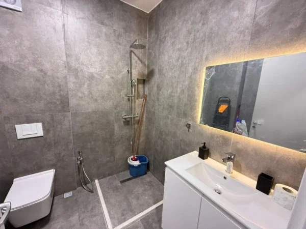Tirane, jepet me qera apartament 1+1+Ballkon Kati 10, 70 m² 700 € (Zogu i Zi)