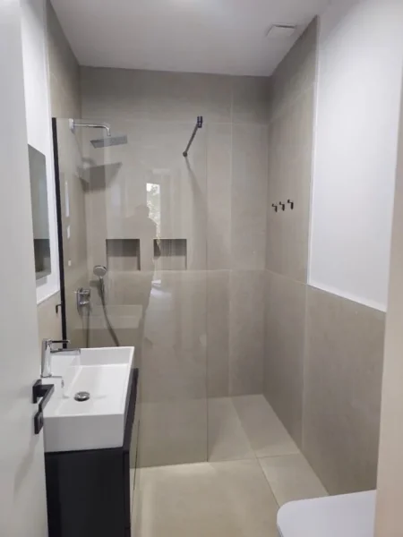 Tirane, jepet me qera apartament 2+1+Ballkon Kati 1, 95 m² 1.300 € (liqeni i thate)