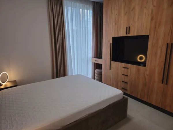 Tirane, jepet me qera apartament 2+1+Ballkon Kati 1, 95 m² 1.300 € (liqeni i thate)