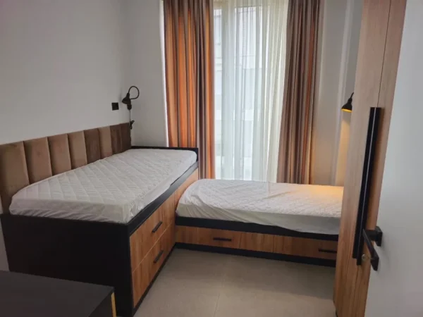 Tirane, jepet me qera apartament 2+1 Kati 2, 85 m² 1.300 € (Liqeni i Thate)