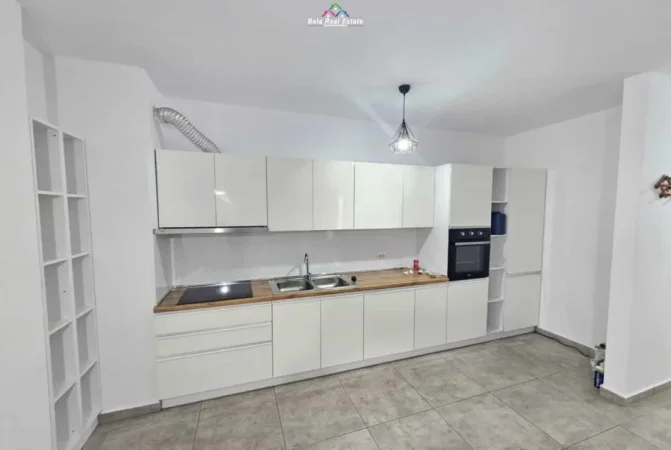 Tirane, jap me qera apartament 2+1 Kati 4, 110 m² 600 € (Rruga Kongresi i Manastirit)