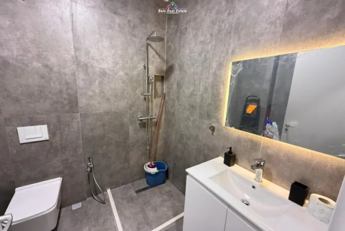 Tirane, jepet me qera apartament 1+1+Ballkon Kati 10, 70 m² 700 € (Rruga Hysni Gerbolli)