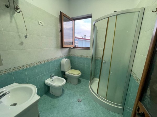 Tirane, jepet me qera apartament+verande | Penthouse 2+1+Ballkon Kati 3, 92 m² 450 € (Rrethi Shkozes)