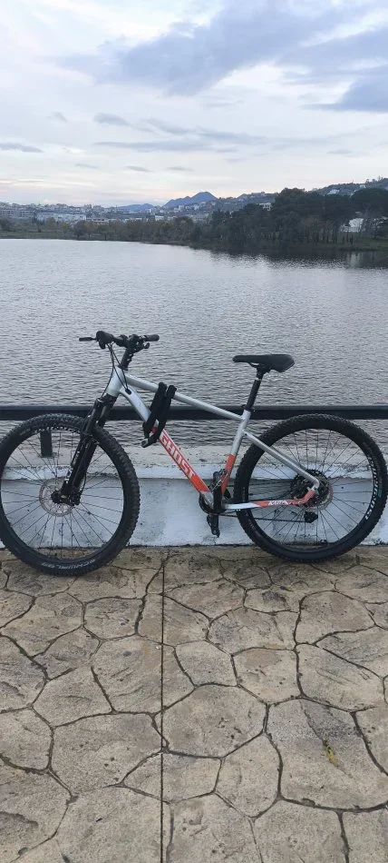 Tirane, shes biciklete Ghost gri metalizato 400 €