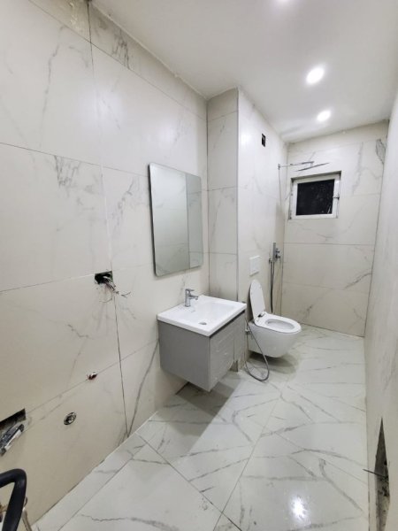 Tirane, shitet apartament 1+1+Ballkon Kati 1, 77 m² 190.000 € (Komuna e Parisit)