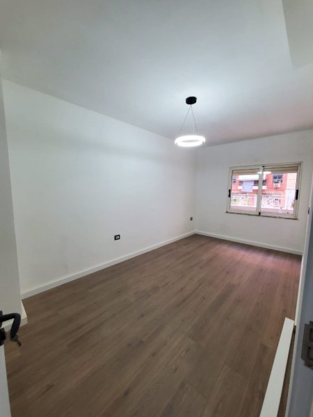 Tirane, shitet apartament 1+1+Ballkon Kati 1, 77 m² 190.000 € (Komuna e Parisit)