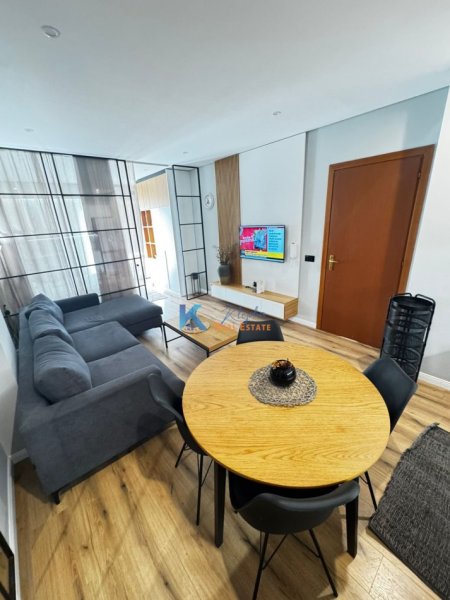 Tirane, jap me qera apartament 2+1+Ballkon Kati 8, 78 m² 700 € (Rruga e Kavajes, perballe Delijorgjit)