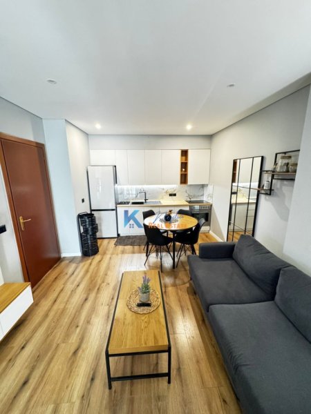 Tirane, jap me qera apartament 2+1+Ballkon Kati 8, 78 m² 700 € (Rruga e Kavajes, perballe Delijorgjit)