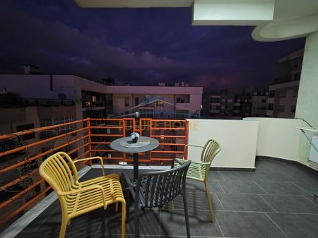 Tirane, jepet me qera apartament 1+1+Ballkon Kati 8, 56 m² 700 € (Pazari i Ri)