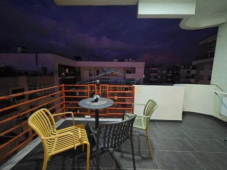 Tirane, jepet me qera apartament 1+1+Ballkon Kati 8, 56 m² 700 € (Pazari i Ri)