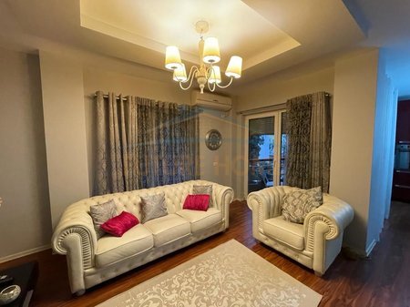 Tirane, jepet me qera apartament 2+1+Ballkon Kati 2, 100 m² 600 € (Liqeni i thate)