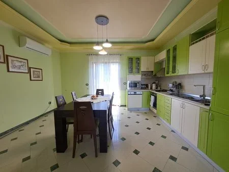 Tirane, jepet me qera apartament 2+1+Ballkon Kati 2, 144 m² 520 € (selite)