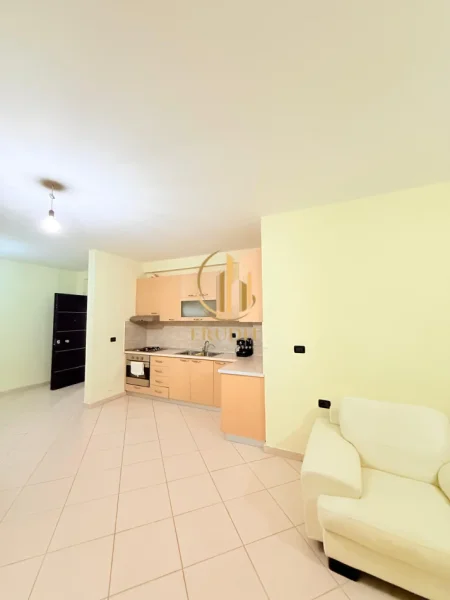 Vlore, jepet me qera apartament 2+1+Ballkon Kati 3, 90 m² 