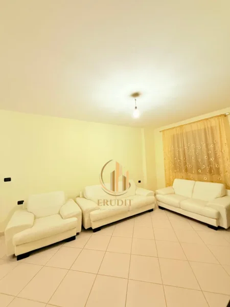 Vlore, jepet me qera apartament 2+1+Ballkon Kati 3, 90 m² 