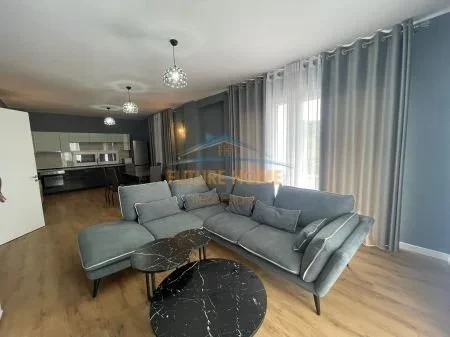 Tirane, jepet me qera apartament 2+1+Ballkon Kati 2, 135 m² 850 € (Kopshti botanik)