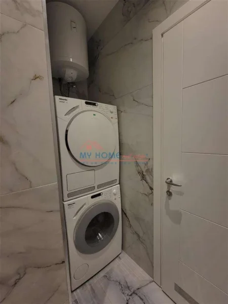 Tirane, jepet me qera apartament 1+1+Ballkon Kati 1, 60 m² 600 € (Rruga Viktor Hygo)