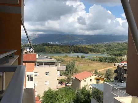 Tirane, jepet me qera apartament 2+1+Ballkon Kati 3, 109 m² 950 € (Liqeni i Thate)