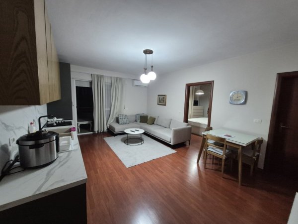 Tirane, jepet me qera apartament 1+1+Ballkon Kati 8, 75 m² 650 € (Rruga barrikadave)