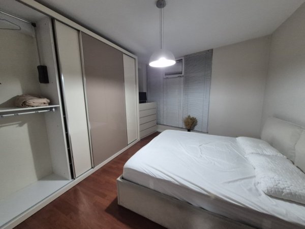Tirane, jepet me qera apartament 1+1+Ballkon Kati 8, 75 m² 650 € (Rruga barrikadave)