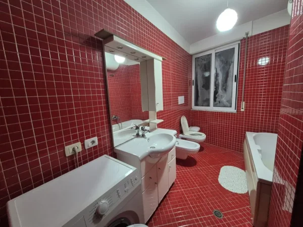 Tirane, jepet me qera apartament 1+1+Ballkon Kati 8, 75 m² 650 € (Rruga barrikadave)