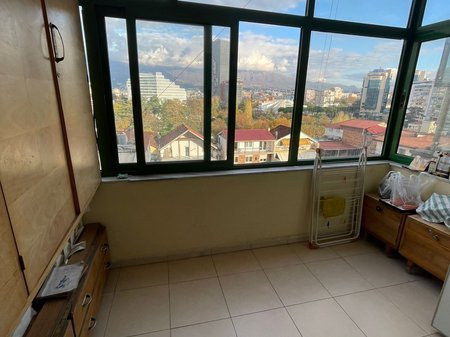 Tirane, jepet me qera apartament 2+1+Ballkon Kati 8, 75 m² 600 € (Shallvaret)