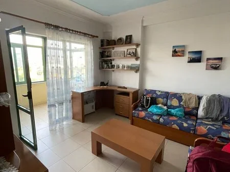 Tirane, jepet me qera apartament 2+1+Ballkon Kati 8, 75 m² 600 € (Shallvaret)