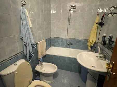 Tirane, jepet me qera apartament 2+1+Ballkon Kati 8, 75 m² 600 € (Shallvaret)